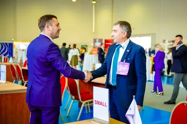 Stretta di mano tra un’azienda e un buyer durante il matching B2B
